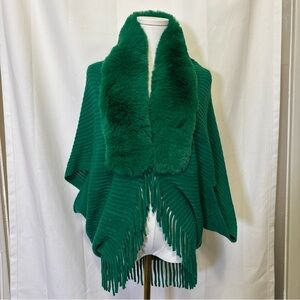Luxurious Green Women's Poncho with Faux Fur Trim. EUC. One Size.